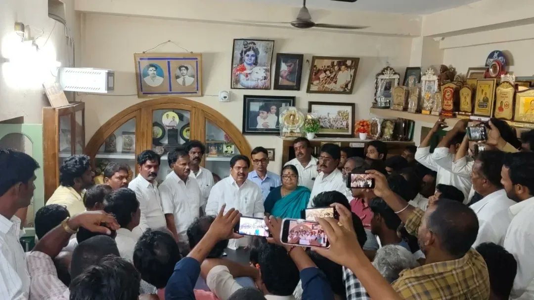 devigunda1's tweet photo. శ్రీకాకుళం నియోజకవర్గం అరసవల్లి 27.03.2024

 సాయంత్రం శ్రీకాకుళం *అసెంబ్లీ నియోజకవర్గం తెలుగుదేశం పార్టీ అభ్యర్థి విషయంలో పునః పరిశీలనలో భాగంగా పార్టీ మొదటి అడుగు* ఐవిఆర్ఎస్ కాల్స్ అవ్వగా, మరల ఈరోజు రెండో అడుగుగా క్రమశిక్షణ గల కార్యకర్తలు అభీష్టం మేరకు తెలుగుదేశం పార్టీ ఎన్నికలకు సంబంధించి *జోనల్ కోఆర్డినేటర్ గా ఉన్న శ్రీనివాస్ రెడ్డి గారు ఈరోజు సాయంత్రం శ్రీకాకుళం నియోజకవర్గంలో తెలుగుదేశం పార్టీ ఇంచార్జ్, మాజీ శాసన సభ్యురాలు గుండ లక్ష్మీదేవి గారి దంపతులను కలియడం జరిగింది.* ఈ సందర్భంలో అక్కడికి చేరుకున్న పార్టీ నియోజకవర్గ స్థాయి ముఖ్య నాయకులు , కార్యకర్తలు ,పార్టీ అభిమానులు వారి అభిప్రాయాలు కూడా ఆయన ఎంతో ఓపికతో వినడం  వారు తెలియజేసిన పై సమాచారాన్ని అధిష్టానం దృష్టికి నా వంతుగా తీసుకెళ్లి మీ  అందరికీ మంచి జరిగే విధంగా నిర్ణయం వచ్చేటట్లు తన వంతు కృషి చేస్తానని ఈ సందర్భంగా తెలియజేశారు...