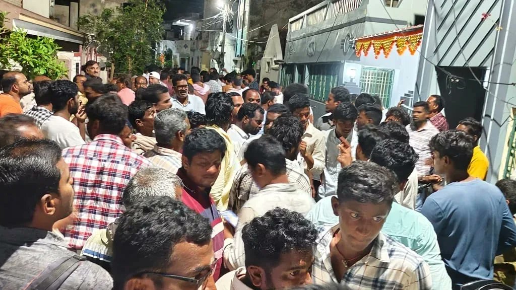 devigunda1's tweet photo. శ్రీకాకుళం నియోజకవర్గం అరసవల్లి 27.03.2024

 సాయంత్రం శ్రీకాకుళం *అసెంబ్లీ నియోజకవర్గం తెలుగుదేశం పార్టీ అభ్యర్థి విషయంలో పునః పరిశీలనలో భాగంగా పార్టీ మొదటి అడుగు* ఐవిఆర్ఎస్ కాల్స్ అవ్వగా, మరల ఈరోజు రెండో అడుగుగా క్రమశిక్షణ గల కార్యకర్తలు అభీష్టం మేరకు తెలుగుదేశం పార్టీ ఎన్నికలకు సంబంధించి *జోనల్ కోఆర్డినేటర్ గా ఉన్న శ్రీనివాస్ రెడ్డి గారు ఈరోజు సాయంత్రం శ్రీకాకుళం నియోజకవర్గంలో తెలుగుదేశం పార్టీ ఇంచార్జ్, మాజీ శాసన సభ్యురాలు గుండ లక్ష్మీదేవి గారి దంపతులను కలియడం జరిగింది.* ఈ సందర్భంలో అక్కడికి చేరుకున్న పార్టీ నియోజకవర్గ స్థాయి ముఖ్య నాయకులు , కార్యకర్తలు ,పార్టీ అభిమానులు వారి అభిప్రాయాలు కూడా ఆయన ఎంతో ఓపికతో వినడం  వారు తెలియజేసిన పై సమాచారాన్ని అధిష్టానం దృష్టికి నా వంతుగా తీసుకెళ్లి మీ  అందరికీ మంచి జరిగే విధంగా నిర్ణయం వచ్చేటట్లు తన వంతు కృషి చేస్తానని ఈ సందర్భంగా తెలియజేశారు...