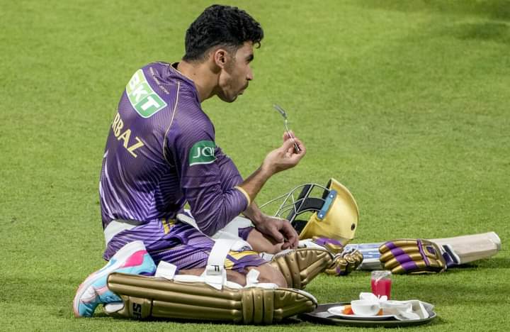 KKR batter Rahmanullah Gurbaz breaks his day-long fast of the holy month of Ramzan during a training session.

#KKR | #IPL2024