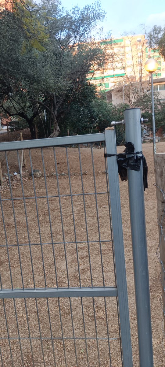 MrFoxBdn's tweet photo. Ho avança el #Totis i ho torna a denunciar.
Les portes dels pipicans trencades i bloquejades a Nova Lloreda.🐾😡
On és @HortetSilva?
#TeamBadalona @areagossosbdn https://t.co/SC0ikgIlk2