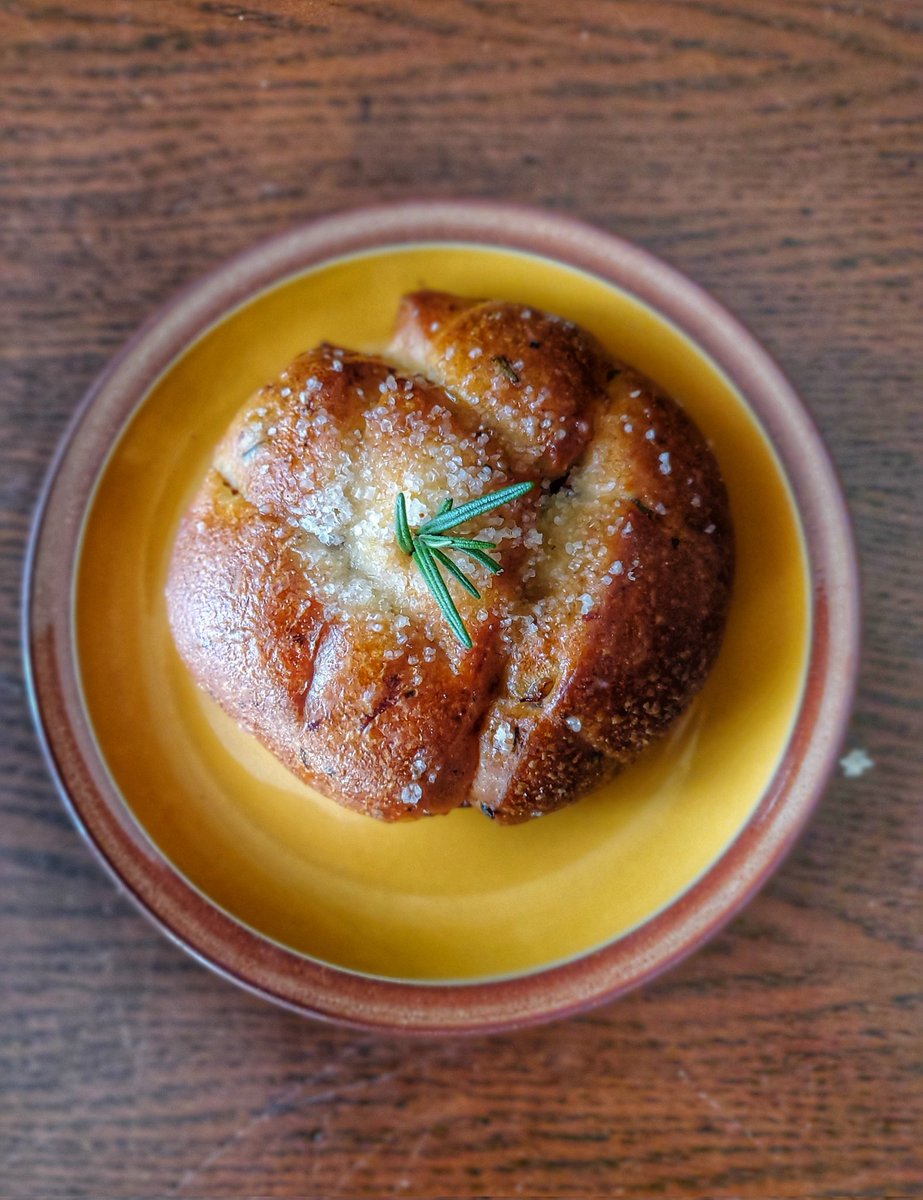 'Le prescrivo pazienza, un pochino di poesia e un pandiramerino' 

“E se non bastasse dottore?'

“Raddoppi il dosaggio. Del pandiramerino, ovviamente'

📸-il mio pandiramerino del giovedì di Pasqua, Chiantishire