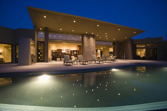 HomeViewsOnX's tweet photo. Night time luxury https://t.co/KcERe22pJ0
