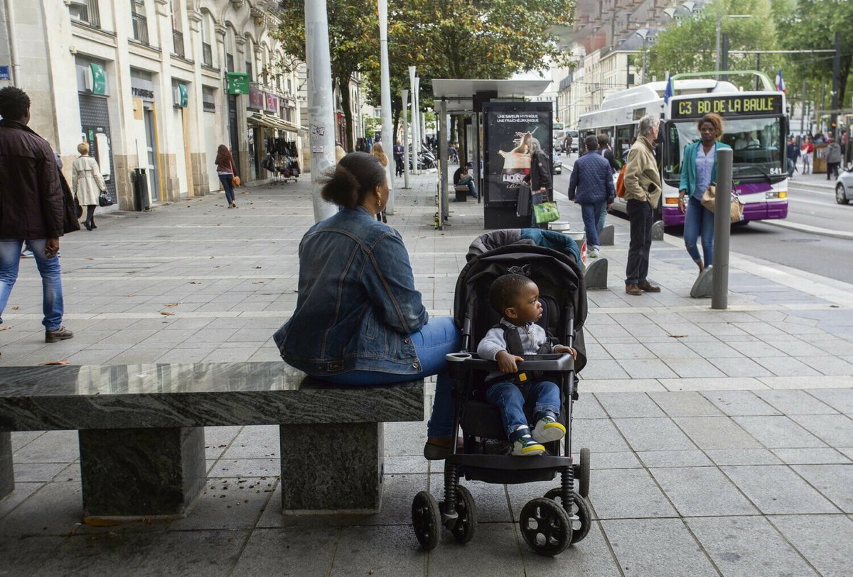 Mères isolées : la précarité au féminin Alors que le nombre de mères isolées ne cesse d’augmenter, passées de 20 à 25 % entre 2010 et aujourd’hui, le Sénat se penche ce jeudi sur le rapport de la mission familles monoparentales ➡️ l.humanite.fr/pK