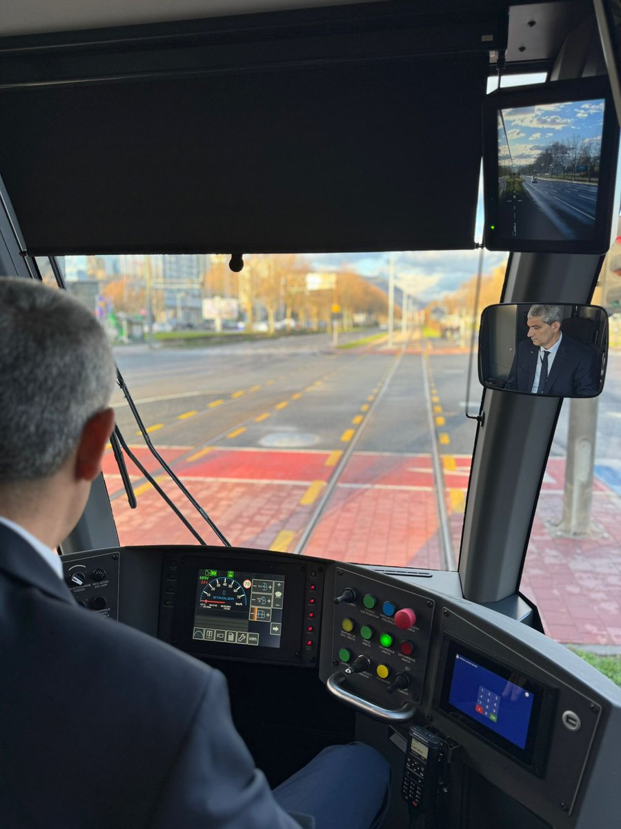 Jutros od 06:50 novi tramvaji voze sarajevskom prugom. Nakon 40 godina imamo nove tramvaje. 

Više na: shorturl.at/rDLU4