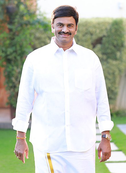 Swathireddytdp's tweet photo. నరసాపురం బయలుదేరిన రఘురామకృష్ణం రాజు ..! రెండు రోజుల్లో తాడోపేడో తేల్చేస్తా..!

రాష్ట్రం లో సీబీఎన్ లోకేష్ పవన్ గార్ల తరువత అత్యంత క్లీన్ ఇమేజ్ ఉన్న వ్యక్తి మీరు…

కొంచెం లేట్ అవ్వచ్చేమో గానీ ప్రజలు కోరుకున్న విధం గా మీరు ప్రజాక్షేత్రం లో నిలుస్తారు ..ఎవరు ఊహించని అత్యంత భారీ మెజారిటీ తో ఆంధ్ర లో గెలుస్తారు ….

అందరూ ఇళ్లలో ఏడుస్తుంటే …కేస్ లకి భయపడి చస్తుంటే ..బొచ్చులో నాయకత్వం అని జగన్ గాడి గాలి అడ్డం గా తీసేశారు..

ఢిల్లీ లో అమరావతి రైతులకోసం పోట్లాడారు ..వాళ్లని ఆదుకుని అన్నం పెట్టారు 🙏🙏