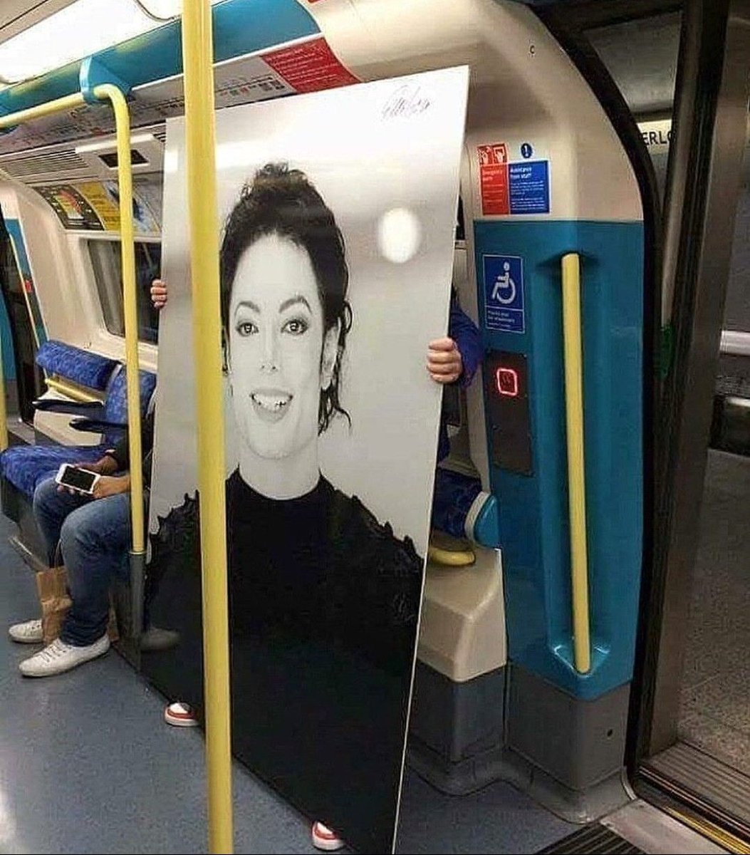 paidocirilo's tweet photo. eu em 2025 saindo do cinema com o papelão gigante do Michael Jackson que vai estar na bilheteria https://t.co/UiIaWV4aCu