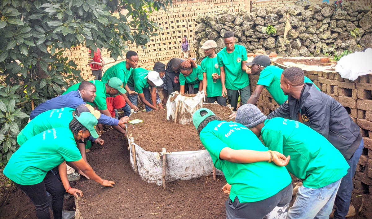 That's how @hpc_2023 estabilsh kitchen garden for 2 families in #Sahara #Busogo @MusanzeDistrict , we truely appreciate them for this contribution in the community, Together we can achieve more @ferdinandsibo @HP_Organi @UR_CAVM @uwerasifa @RwandaAgriBoard @sylvaha @ur_cmb