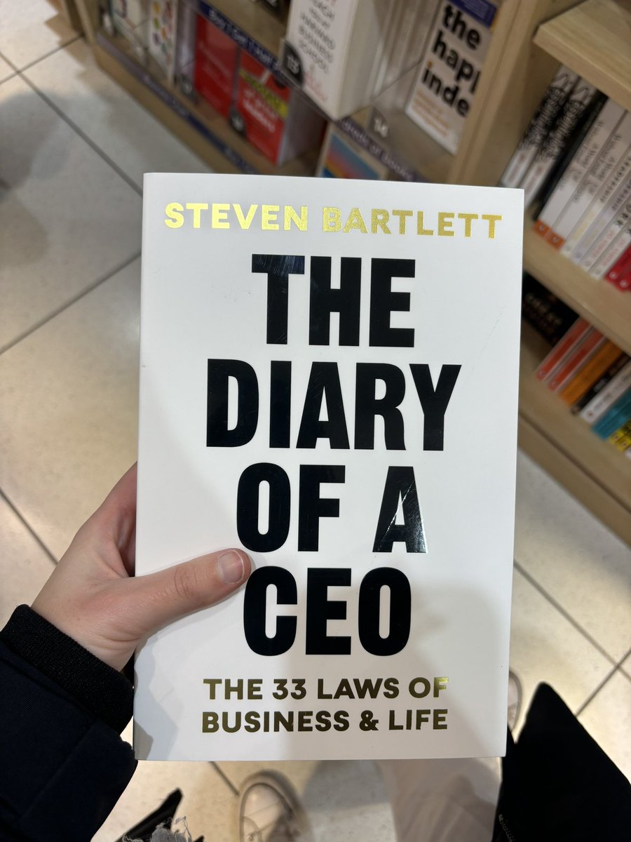 ariestcab's tweet photo. Como todo gran viaje que se preste a serlo, debe empezar así: con una parada más que obligatoria. Parece un best seller sin contenido, pero tengo la intuición de que me puede sorprender. https://t.co/d5mqwmbQcX