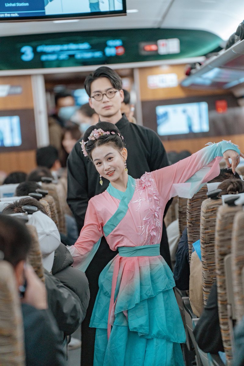 Today, sitting on the train, there is a woman in ancient costumes dancing, this journey is very enjoyable, right.今天坐在动车上，有位穿古装的女子在跳舞，这个旅程太享受了吧 https://t.co/96kEyIjMBV