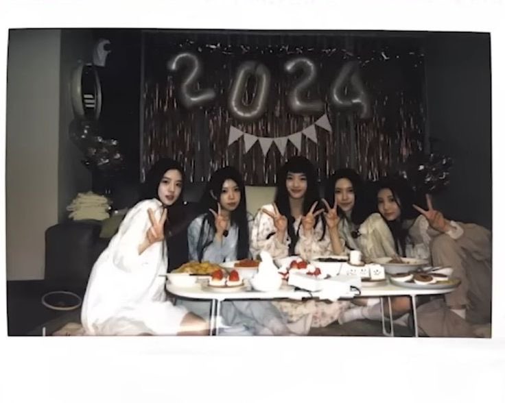 minjyuung's tweet image. build your own outfit ₊˚⊹

— #ILLIT edition !