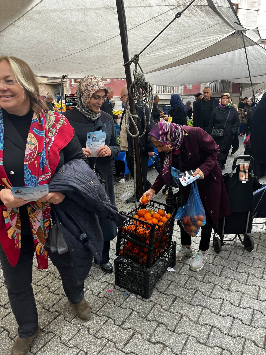 İstanbul Fatih adayımız Müfide Boğazlıyanlıoğlu ile Fatih Çarşamba pazarındaydık. Kadınlar Fatih’te bir kadın başkan olsun diyerek Müfide hanıma destek sözü verdiler.⁦@devapartisi⁩@mufideBgzlyn⁩ ⁦@istanbuldadeva⁩ ⁦@OzdemirKMediha⁩ ⁦⁦@eda_ozlem_ozen⁩