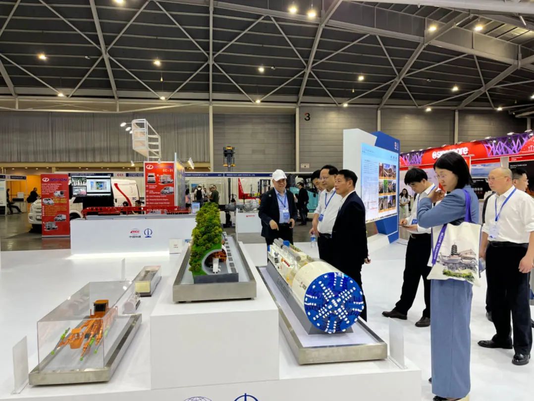 #CRCCUpdates From March 19th to 21st, the 2024 Conference on International Industrial Cooperation #Singapore was held. #CRCC’s multiple subsidiaries showcased comprehensive strength and outstanding brand image by exhibiting cutting-edge engineering equipment such as the Kunlun