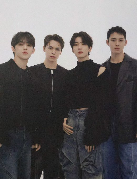 wonustqr's tweet photo. I CANT GET OVER THIS PHOTO POTANGINA NIO YUNG POSE NI WONWOO ABA POTANGINA PARANG PAGMAMAY ARI NIYA YNG TATLO NA PINAG AAGAWAN SHEA IIYAK N AK BAT ANG BB GIRL NIA TLG https://t.co/1KZEcG4z8r