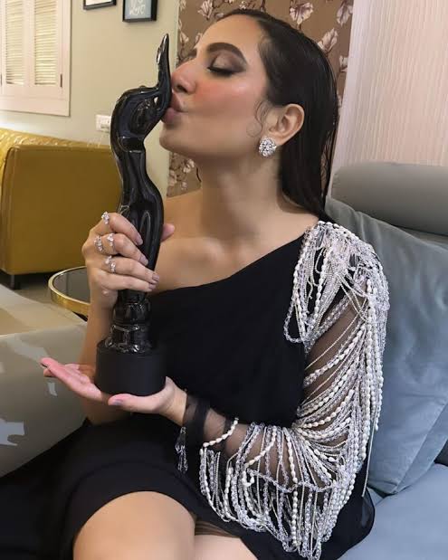 Throwback to #SubhashreeGanguly posing with her award for Best Actor (Female) Critics' for #BoudiCanteen that she won last year at Filmfare Awards Bangla. ❤️