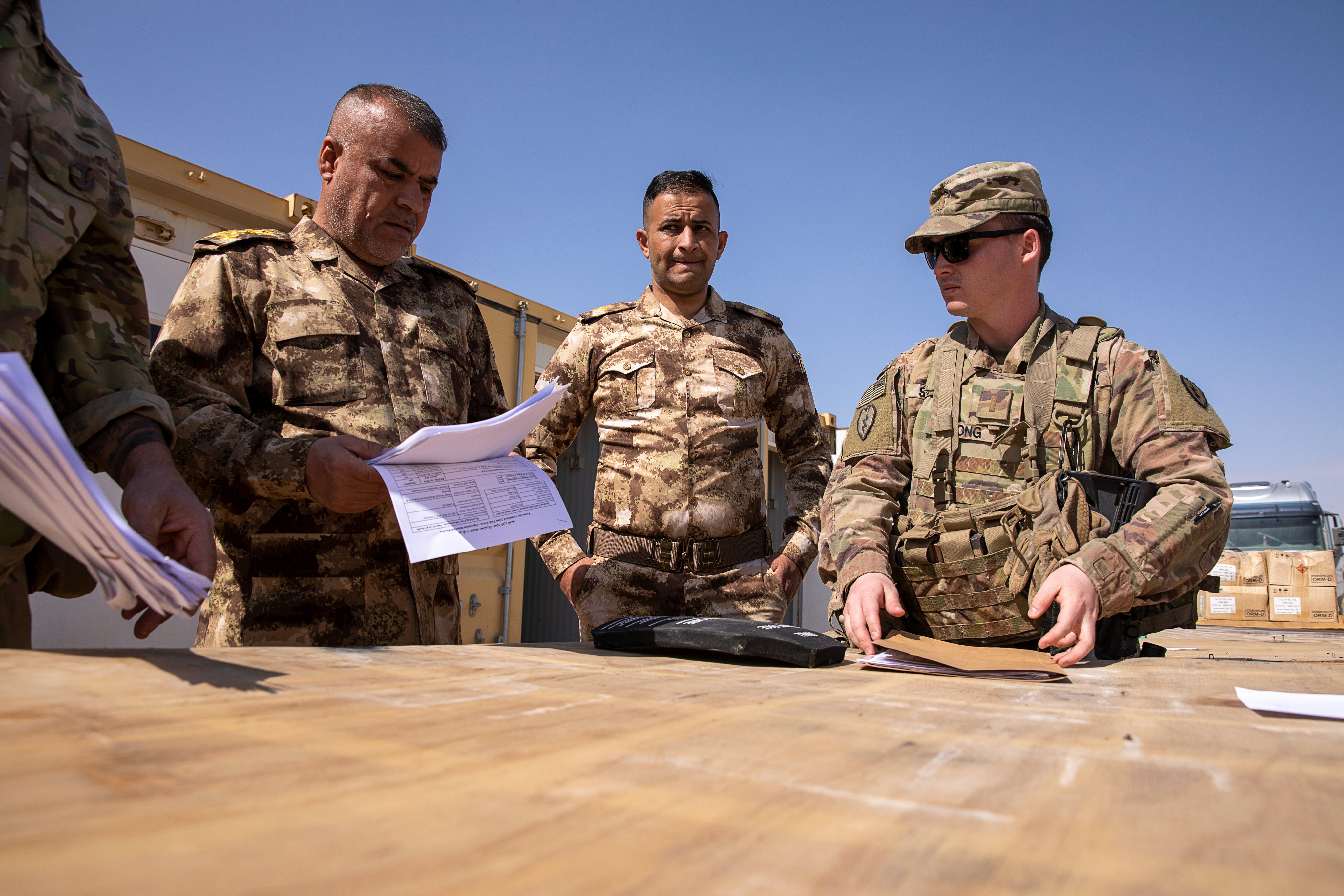 التحالف الدولي يمنح الفرقة السابعة في الجيش العراقي اسلحه وتجهيزات بقيمة 10 ملايين دولار مجانا GJvRimsWoAAUaN5?format=jpg&name=4096x4096