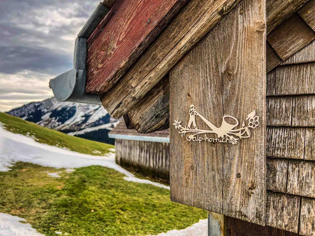 Magst du Alphornklänge? Im #Alpstein sind bestimmte Alpen und Orte mit einem speziellen Logo gekennzeichnet. Diese Orte sind besonders gute Echoplätze für Alphornbläser. Im #Frühling und #Sommer kann man sie dort häufig sehen und ihre Musik hören.🏔️🎶😊 #Bergwelt #Schweiz