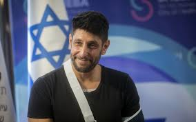 IsraMum's tweet image. Remember #IsraeliHero Idan Amedi, the singer and #Fauda actor who was grievously wounded while fighting in #Gaza?

He's recovering, and showing us how much of a mensch he is every day.

Some background: one of the  ceremonies of the Israeli  Independence Day, #YomHaatzmaut, is