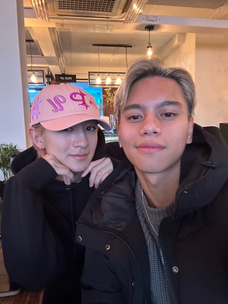 mazzel_official's tweet photo. NAOYAです

ICEのMVが公開されました！！

どうでしょうか🧊🩵

レイちゃんとコラボできてほんまに嬉しいですすすすす

撮影前日にレイちゃんとカフェに行きました

#MAZZEL #NAOYA
#MAZZEL_Parade
#fromMAZZELtoMUZE https://t.co/AQ04yCtGtM