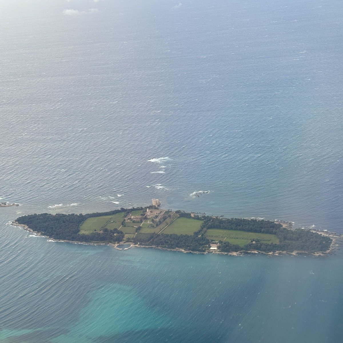 #JeudiPhoto Reconnaissez-vous cette île sur la #CotedAzurFrance?
