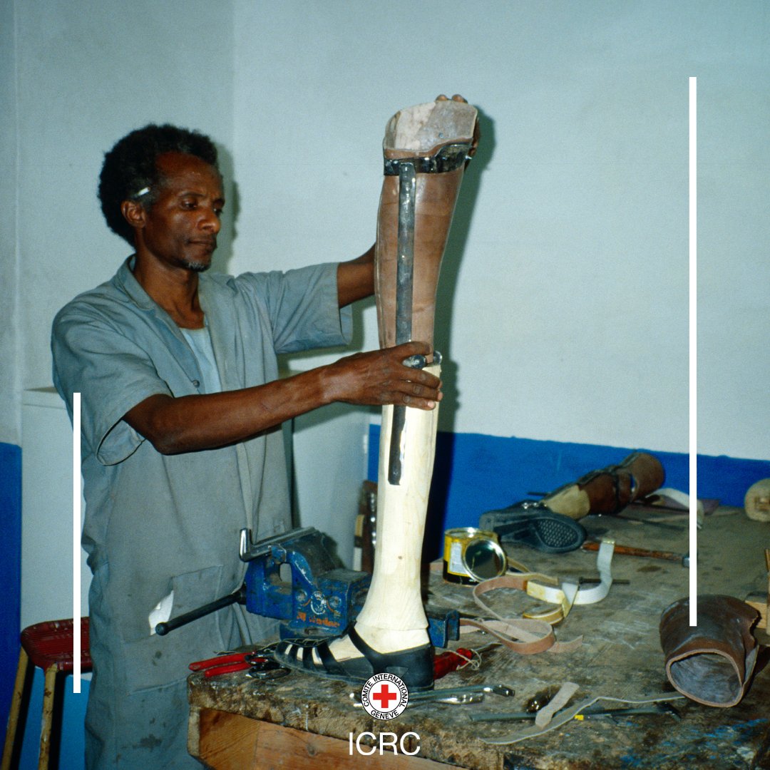📍 #Sudan 📅 1990 Our staff fixing a prosthesis in Kassala. Our teams have been in Sudan since 1978 and help people affected by conflicts, while promoting International Humanitarian Law (#IHL). Keep it here for our weekly “from the Vault” series.