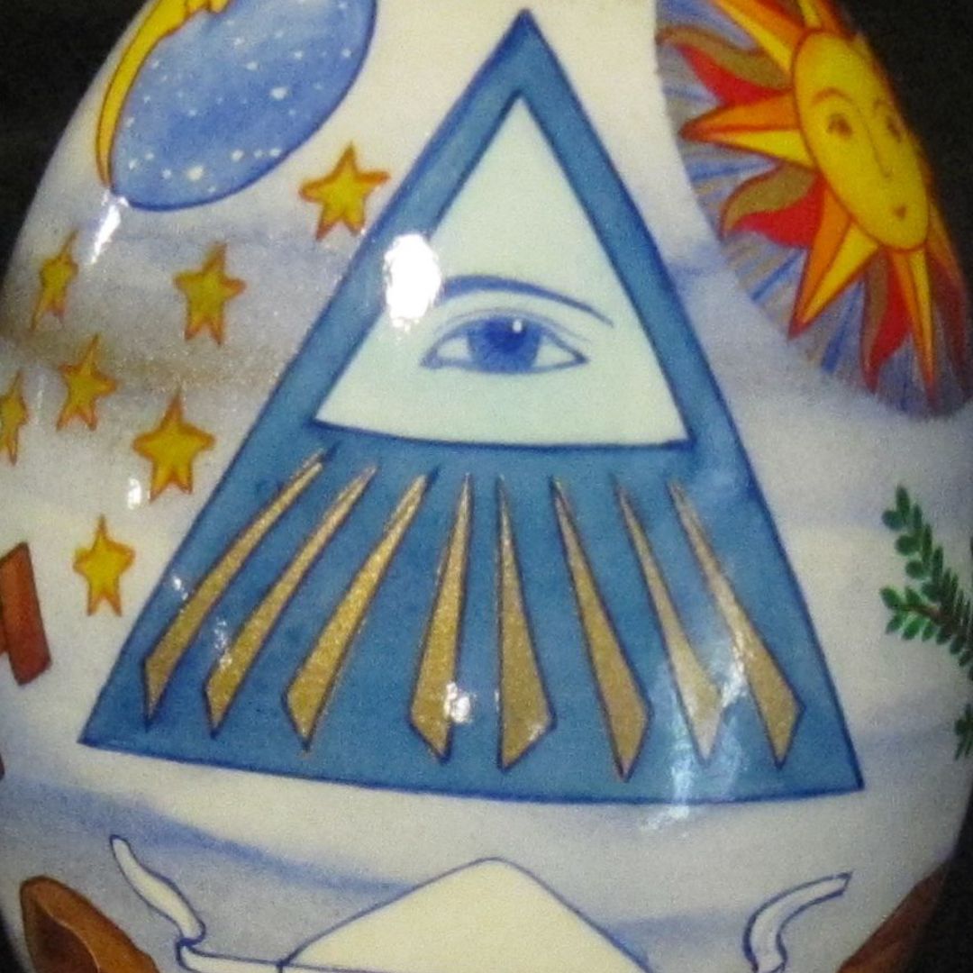 MuseumFreemason's tweet photo. We'll be closed for Easter from 5pm today (Thursday 28th March), opening again on Tuesday 2nd April.

Before we take a bit of a break, we'll leave you with this rather impressive egg from our collection. Featuring the All Seeing Eye, Sun, Moon and Stars on the front. https://t.co/Yu5eZsHRPE