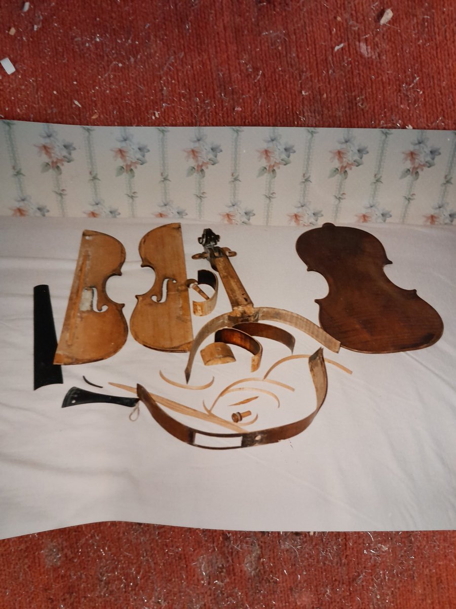 This English violin is still in its baroque form, most likely with its original boxwood pegs. This is fairly unusual, as most violin old violins have been adapted to accommodate the higher tension of modern strings.
A typical feature of English violins that this instrument