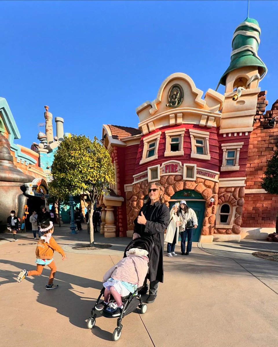 Norman Reedus with his daughter, Nova, at Tokyo Disneyland in Japan during Spring Break.
©️ IG: dianekruger