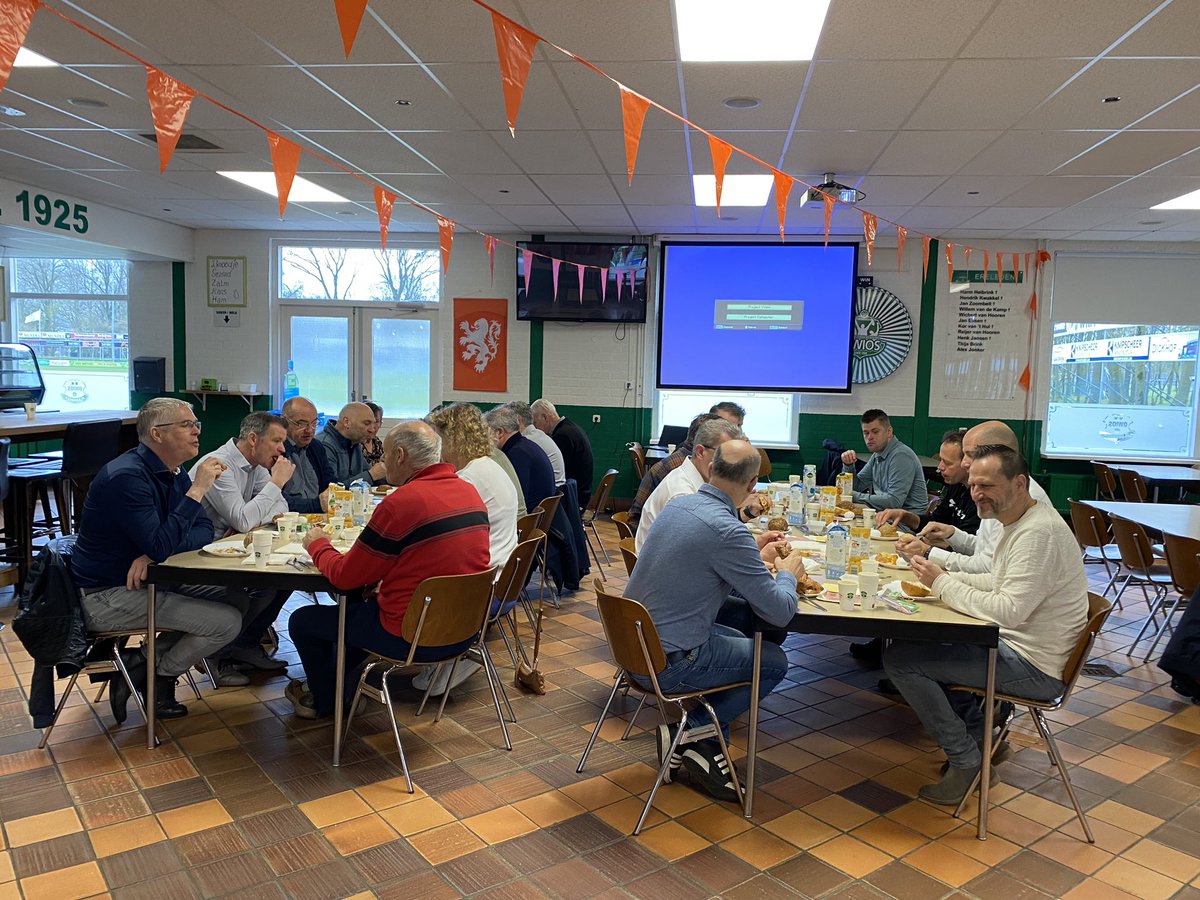 Ontbijtsessie sponsoren OWIOS. Met presentaties van Johan Hut <a href="/toerdedellen/">Toer de Dellen</a> en Jacko van de Bosch nieuwbouw sportpark Bovenmolen