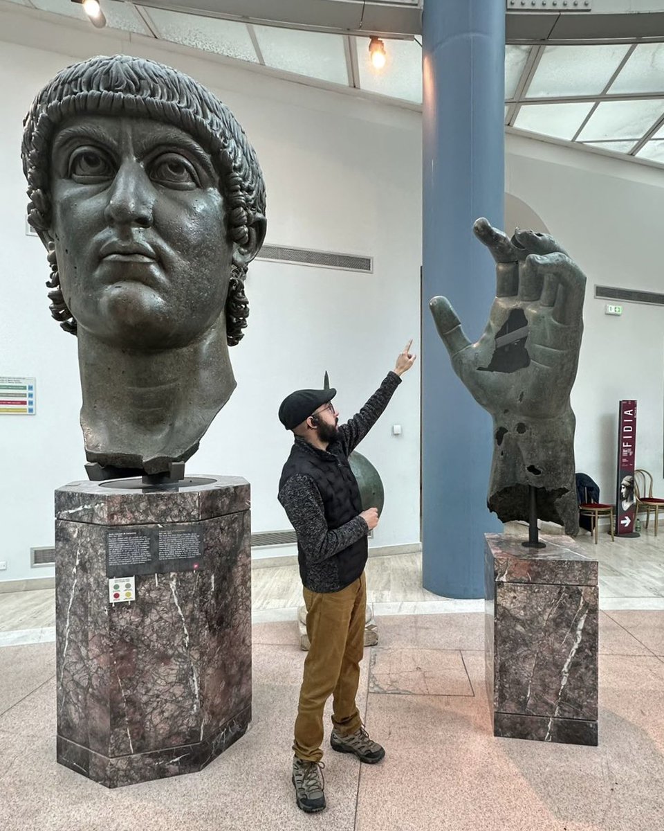 Ayer en los Museos Capitolinos tuve el placer de hablar largo y tendido sobre estas dos increíbles estatuas y sus (problemáticas) manos. Es maravilloso conocer en profundidad la historia de Constantino. La descubriréis en el libro “La Roma de Constantino” junto a @par_virtual en…