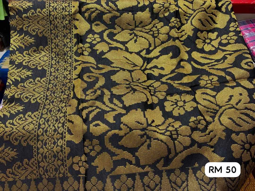 syazusssss's tweet photo. Assalamualaikum, tolong rt boleh? Mama asyik mengadu sales raya tahun ni tersangatlah slow. Jadi niat aku just nak tolong mama. Dah nak raya ni dah ada sampin belum? Mama ada jual macam macam jenis sampin ikut harga. Songkok pun ada. Tengok tengok dulu. https://t.co/CrlsaMDl74