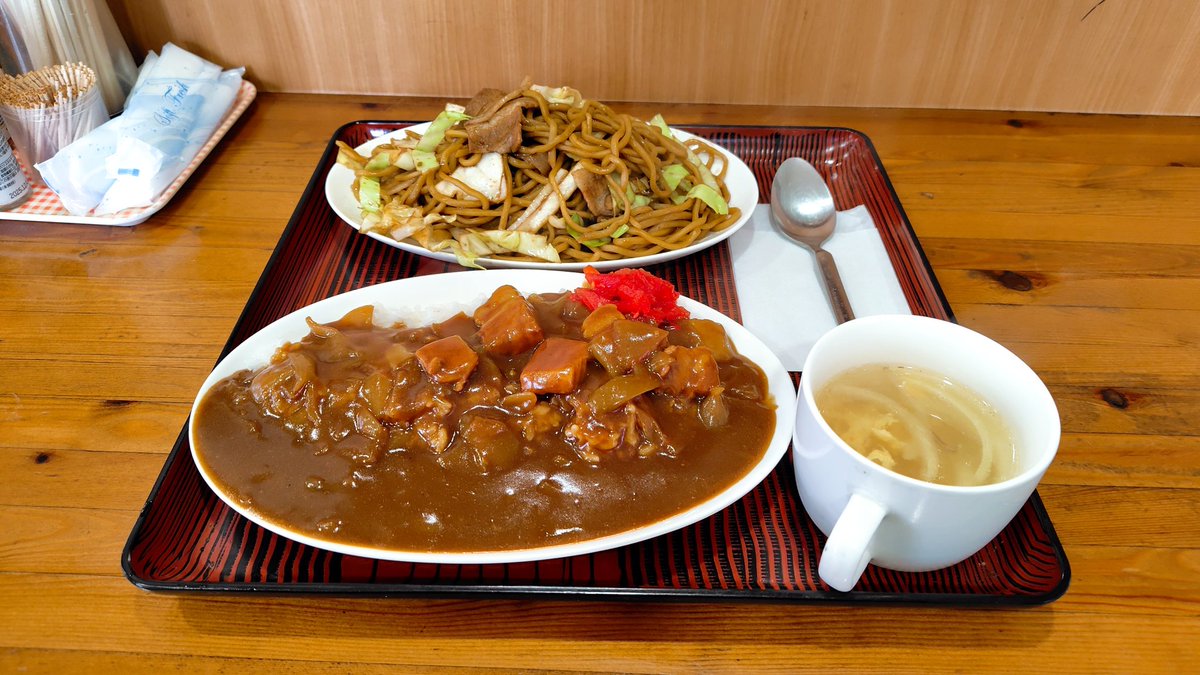 これが青森市の焼きそば屋で食べられる700円の定食です。