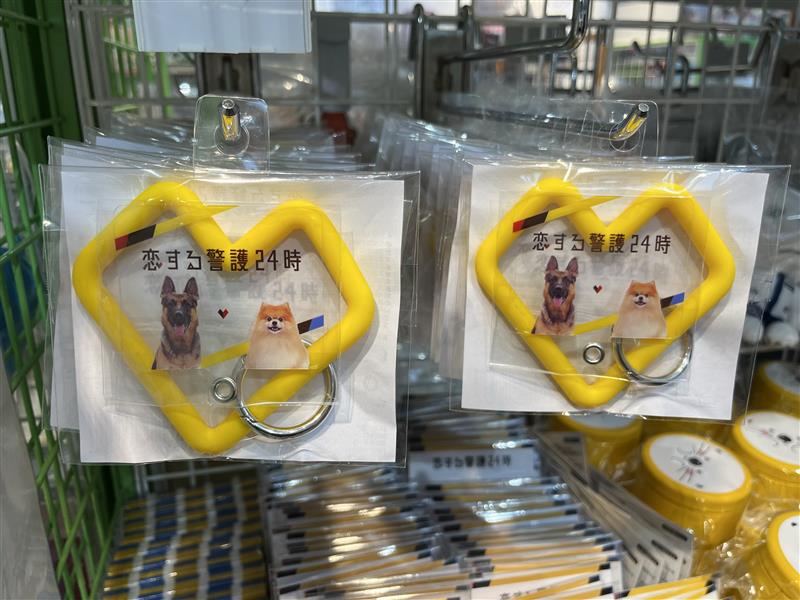 tv_asahi_shop's tweet image. 🖤❤🦦
#恋する警護24時

フォンタブ＆シリコンリング💛

#テレアサショップ 六本木店・東京駅店に入荷しました！

”辰之助にそっくりなシェパード”と”里夏にそっくりなポメラニアン”がとっても可愛い🐶

🦦ropping.tv-asahi.co.jp/shop/love24/

@oshidoraEX #恋警護24 #恋警護24
#岩本照 #白石麻衣 #藤原丈一郎
