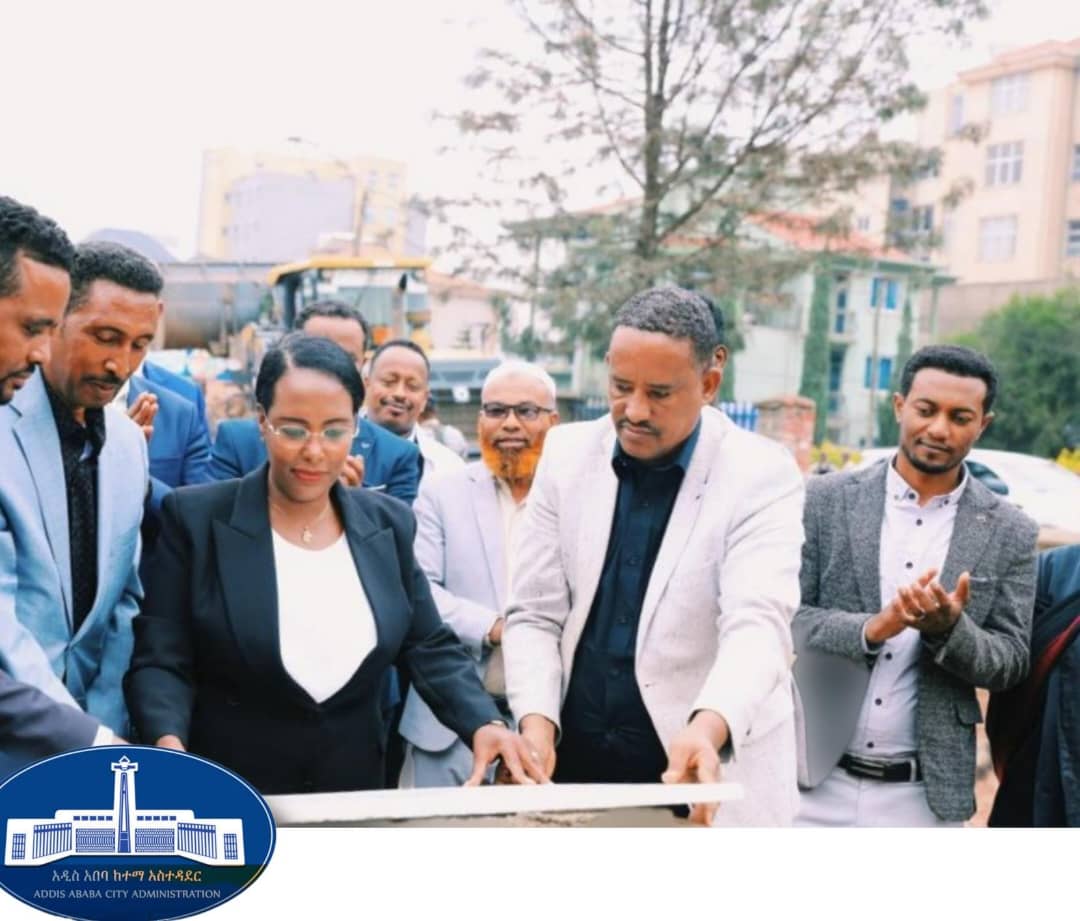 AdanechAbiebie's tweet photo. ዛሬ ማለዳ በንፋስ ስልክ ላፍቶ ክፍለ ከተማ በተለምዶ ለቡ ተብሎ በሚጠራው አካባቢ ለልማት ከሚኖሩበት አካባቢ ለተነሱ ነዋሪዎች ፣ ለአቅመ ደካሞች እና የሃገር ባለውለታዎች የሚሆኑ ሶስት ባለ አምስት ወለል የመኖሪያ ቤት ህንጻዎችን ግንባታ አስጀምረናል::
ባለሃብቶችን በማስተባበር የሚገነቡት እነዚህ የመኖሪያ ቤቶች በ90 ቀናት ውስጥ ተጠናቅቀው ለነዋሪዎች የሚተላለፉ ሲሆን በአጠቃላይ 108 አባወራዎችን የቤት ባለቤት የሚያደርጉ ይሆናል::
ከጎዶሎአቸው በማካፈል ለዚህ በጎ ስራ እጃቸውን የዘረጉ ልበ ቀና ባለሃብቶችን በከተማችን ነዋሪዎች ስም ላመሰግናቸው እወዳለሁ!
ፈጣሪ ኢትዮጵያን እና ህዝቦቿን ይባርክ!