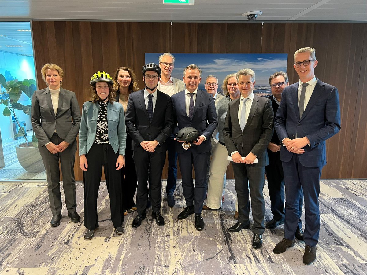 Waardevol gesprek gister gevoerd met minister Mark Harbers van het Ministerie van Infrastructuur en Waterstaat. 

Er is uitgebreid gesproken over de cruciale noodzaak om de verkeersveiligheid voor fietsers te verbeteren, vooral door het bevorderen van vrijwillig helmgebruik.