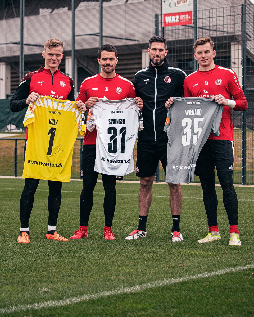 rot_weiss_essen's tweet photo. ❤️ 𝐉𝐞𝐭𝐳𝐭 𝐳𝐮𝐦 𝐠𝐮𝐭𝐞𝐧 𝐙𝐰𝐞𝐜𝐤 𝐦𝐢𝐭𝐛𝐢𝐞𝐭𝐞𝐧! 🫵

Mit den @EssenerChancen versteigern unsere Torhüter Trikots und ein Meet&amp;Greet. Nettoerlöse kommen der Kinder-Notaufnahme-Einrichtung "Kleine Spatzen" zu. 🙏

ℹ️▶️ https://t.co/w0BSM9XP9c

#immeRWEiter #nurderrwe https://t.co/DXMnt5eOHQ
