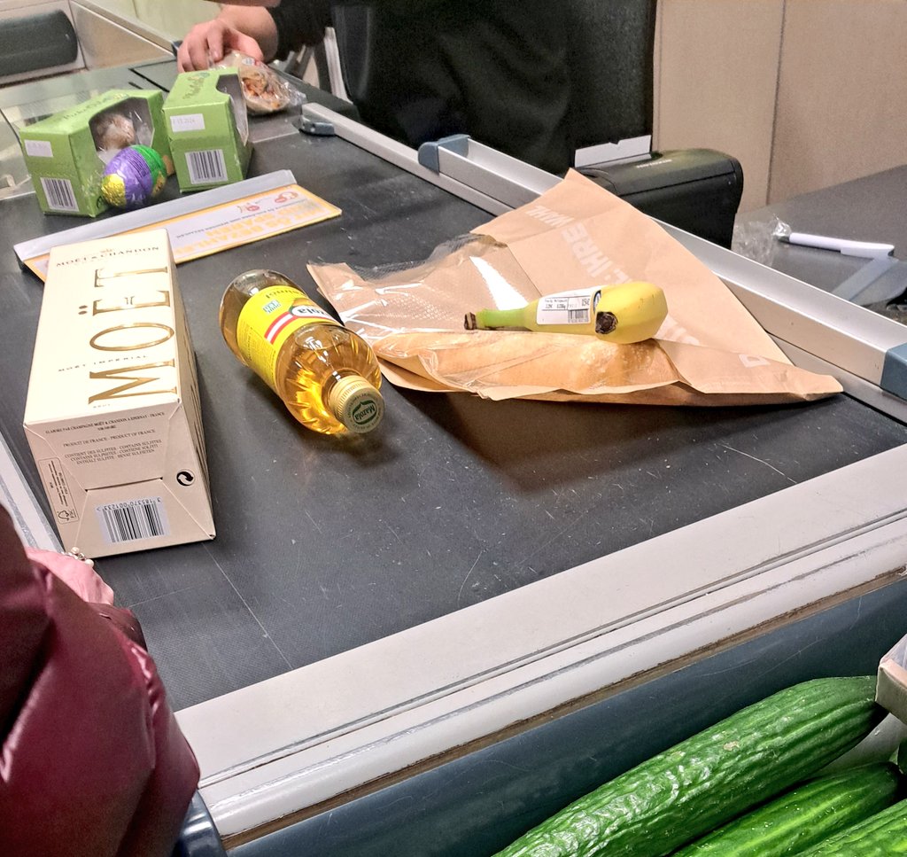 SpaamIsBack's tweet image. La vcchietta davanti a me: 1 banana, 1 bottiglia d'olio, 1 ciriola, 1 Moët &amp;amp; Chandon.