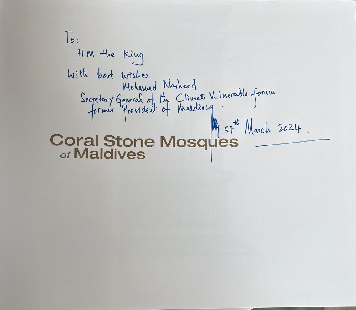 I conveyed to His Majesty best wishes, on behalf of all @TheCVF countries, the people of Maldives, as well as from my own family. I presented HM with this lovely book about the historic coral stone mosques of the Maldives.