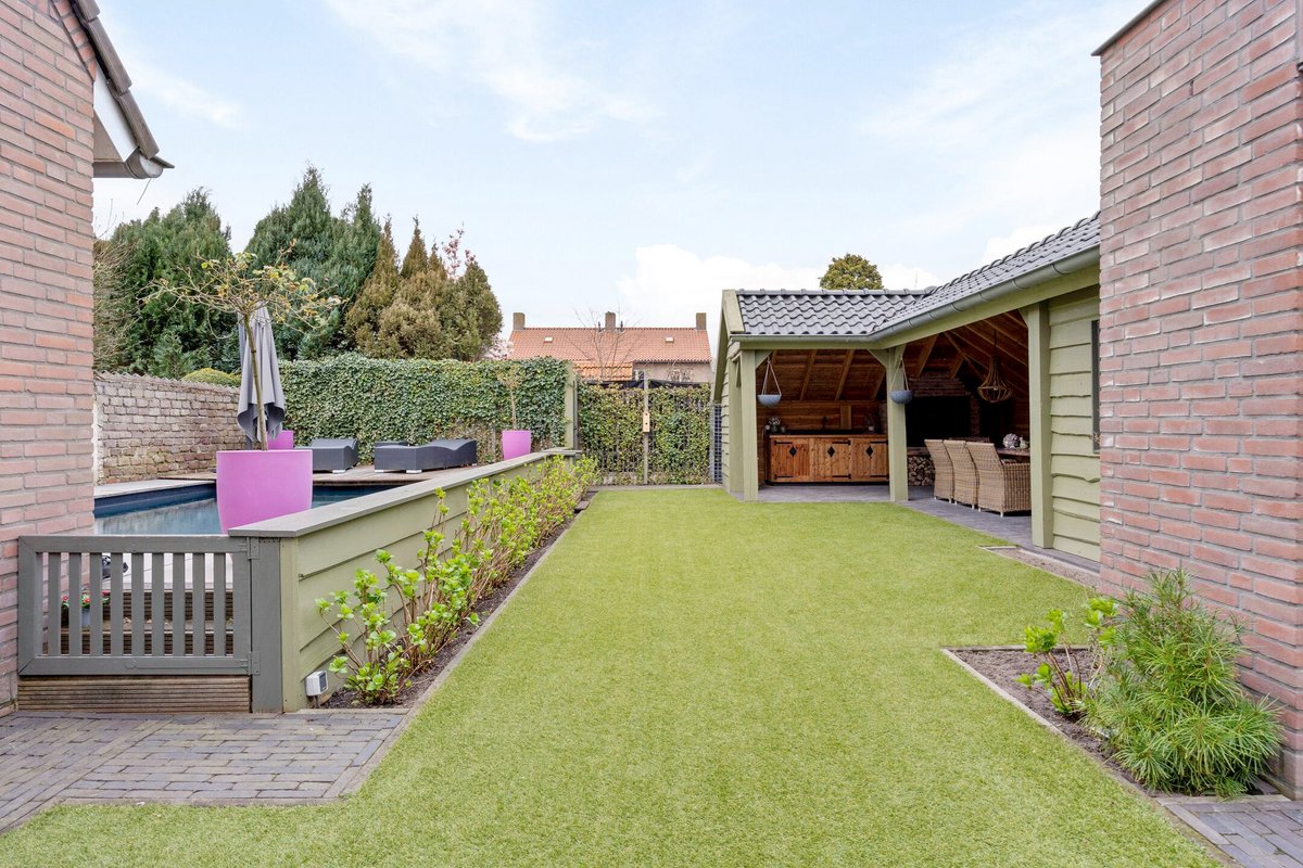 RebelWi54976173's tweet photo. Lekkerrrrr grote grasmat in je tuin. Goed voor de... niks, eigenlijk. Wat bezielt mensen toch? #funda https://t.co/GLmJkhVViP
