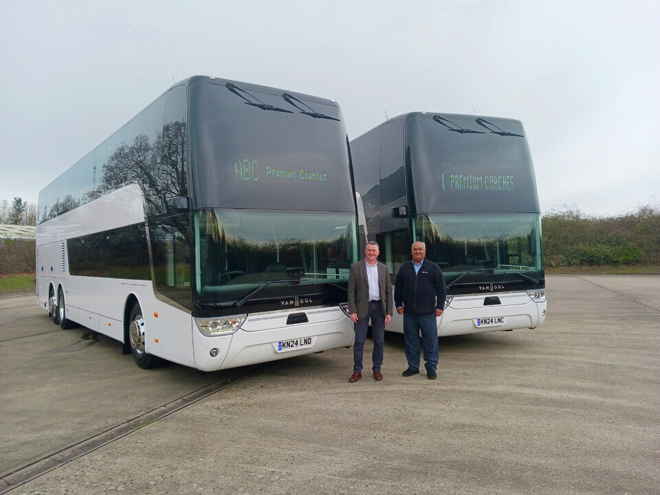 Even when the road gets rough, #teamvanhool keeps the wheels turning. 💙🤝 #VanHoolDelivers Fresh deliveries to satisfied 🇳🇱Dutch, 🇫🇷French and 🇬🇧UK customers: @TCRTours • @Salaunholidays • #PremiumCoachesUK • #VanHool #LeadingTheWay