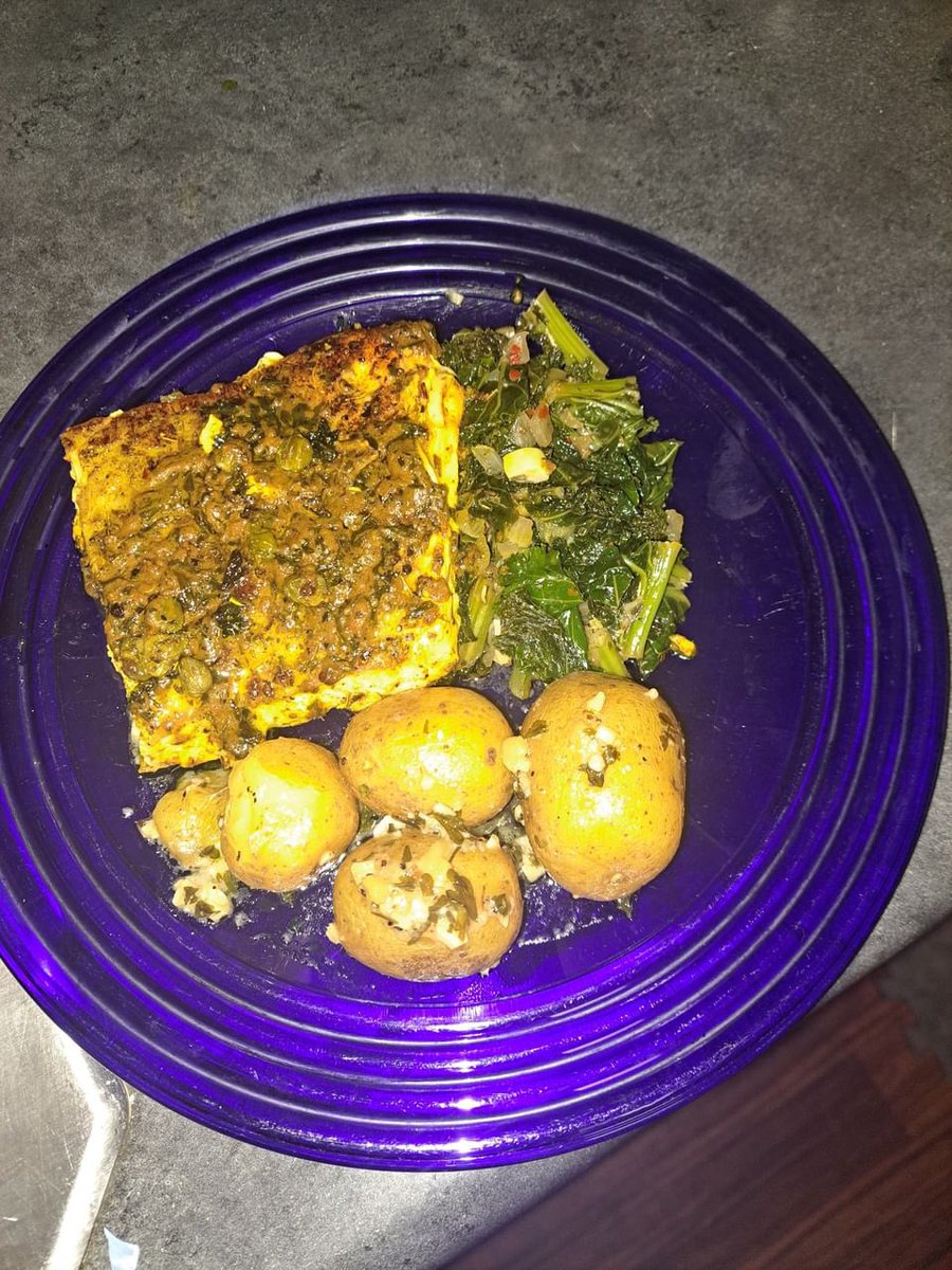After a quick run to Trader Joe’s tonight’s meal was a white wine, vodka cream sauce with a brown butter salmon and fried capers.  Sautéed some kale and made @SunnyAnderson cohost @jeffmauro’s salt potatoes with garlic herb butter. Talk about SCREAMING

youtu.be/iQR10qkoKak?si…