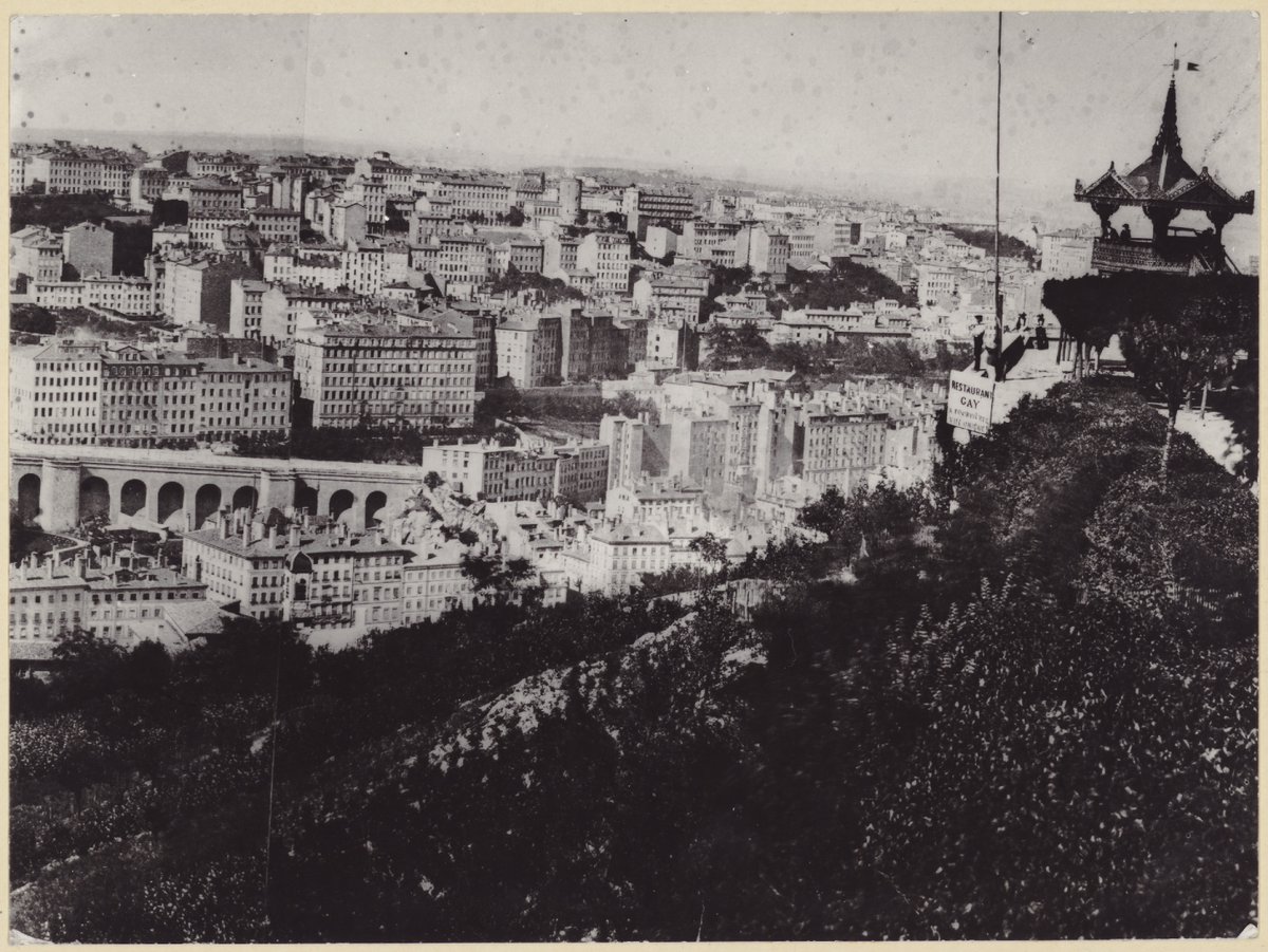 #jeudiphoto📷sur les hauteurs de #Lyon avec le #photographe Gabriel Joguet (1829-1881) et son cliché : vue sur la Croix-Rousse, depuis #Fourvière, vers 1875 ⤵️vu.fr/xzuQJ