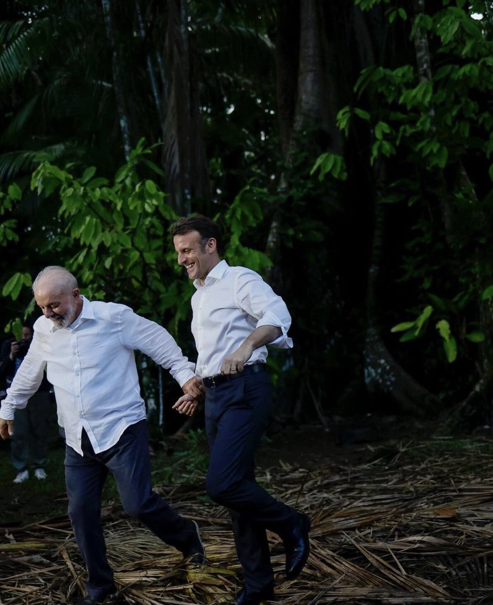 president of brazil had a meeting with president of france and everyone is saying it looks like wedding/engagement photos 😭 and now i can’t unsee it 😭