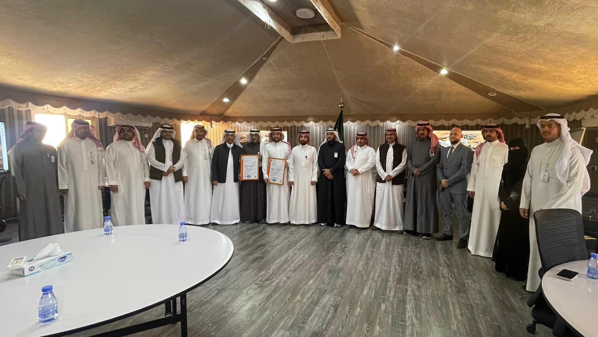 بفضل الله وتوفيقه حصلت #مدينة_الملك_فيصل_الطبية على شهادة اعتماد ISO9001 للإدارة المالية وإدارة الموارد البشرية بالمدينة ، وتم تسليم الشهادة بحضور سعادة المدير العام التنفيذي للمدينة الدكتور ابراهيم بن عبدالكريم العريفي.