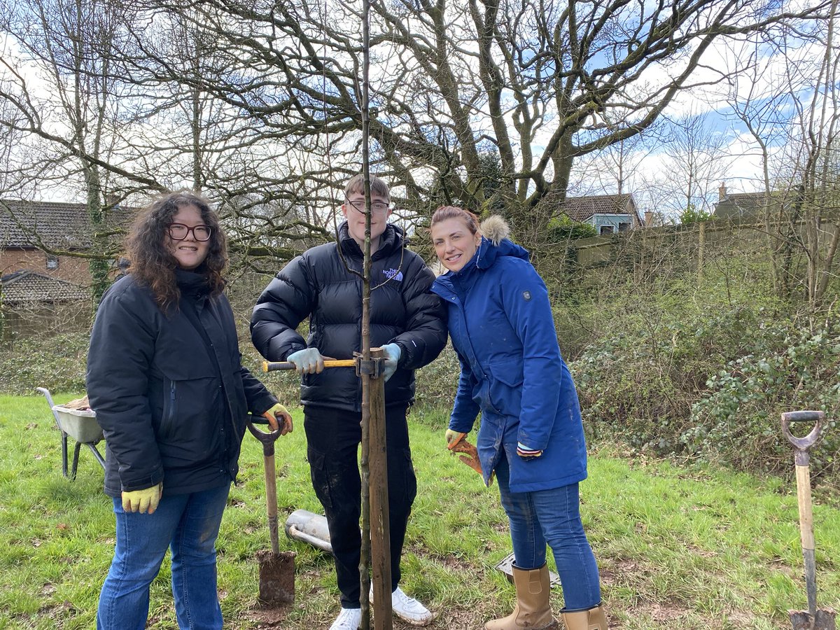 KEW Planning had a fun afternoon planting fruit trees 🌳 at Barcud Park, Cardiff yesterday! The rain 🌧️ and hail made it even more fun 🤩 with lots of mud to help mulch with the peat! Lovely to be helping our natural environment grow 🌱🌿🍃