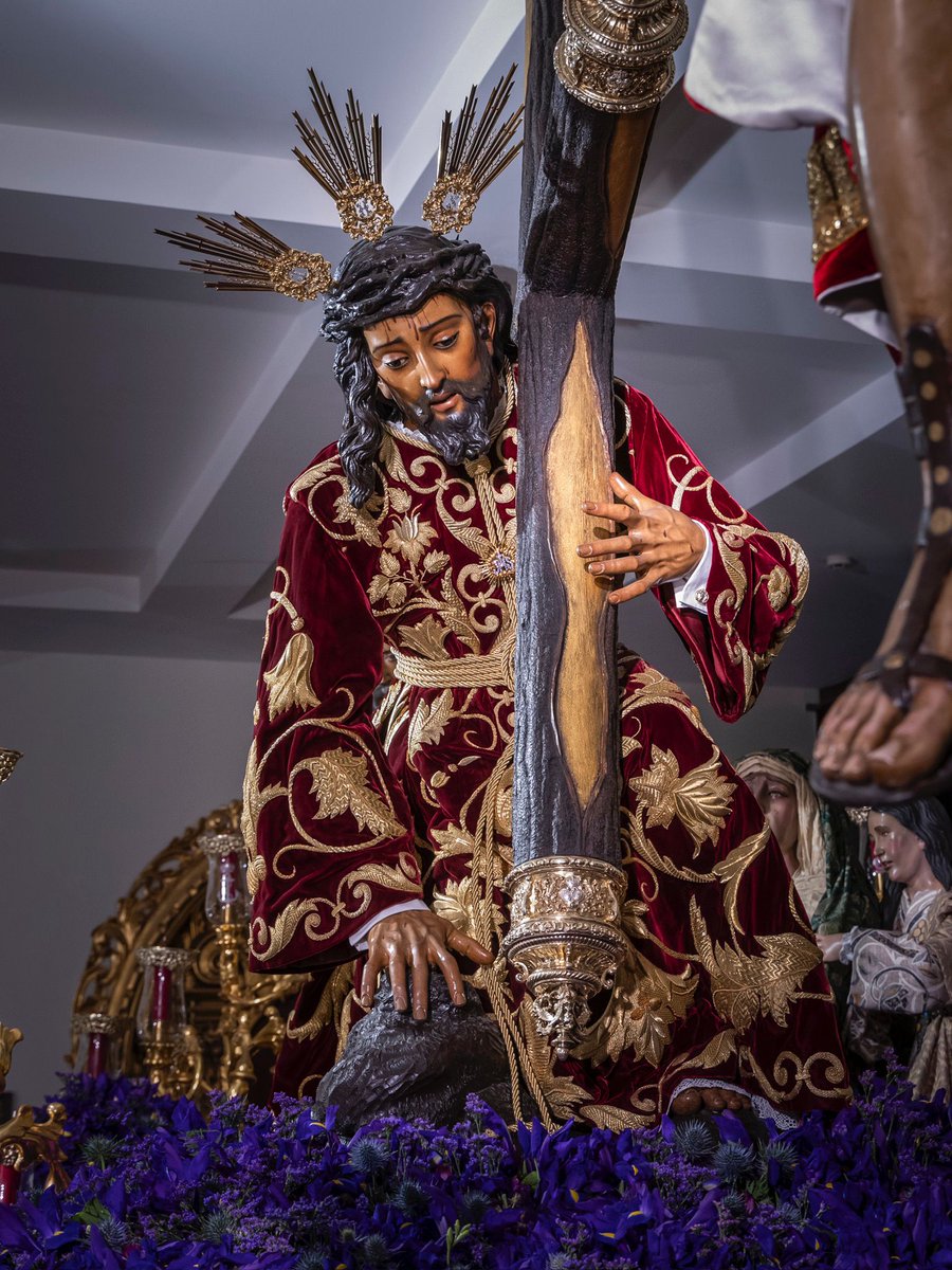 EspDeTriana's tweet photo. Es #JuevesSanto en #Triana.

La Capilla de los Marineros permanecerá abierta hasta las seis en punto de la tarde para todos aquellos fieles y devotos que quieran contemplar a nuestros Sagrados Titulares en sus pasos procesionales.

#EsperanzaDeTriana24 
#EsperanzaDeTriana https://t.co/fhk5jvsVoe