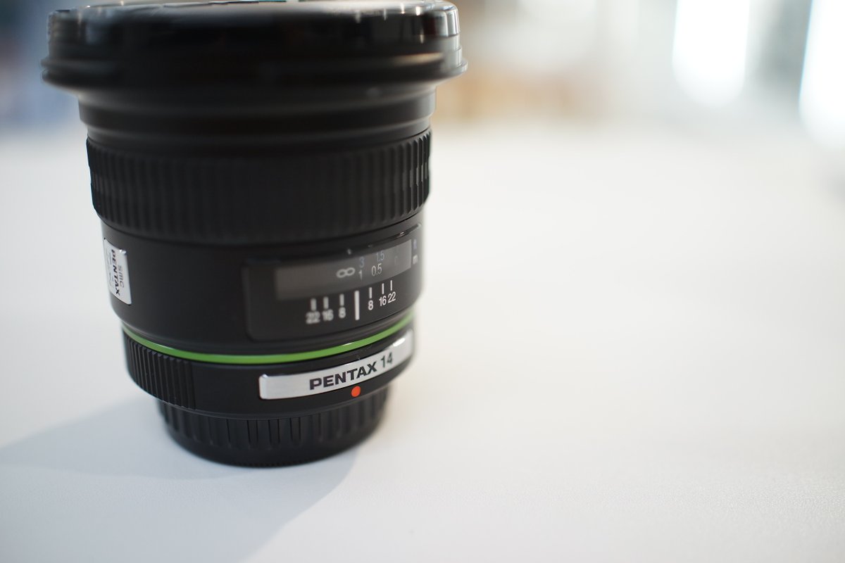 sanpoucamera's tweet image. 今から約20年前
まだ各社からデジタル専用のレンズ自体
出揃ってはいなかった当時
どのメーカーにも先立って
SMC PENTXA-DA 14ｍｍ F2.8 EDは登場した
ズームのデジタル専用レンズすら珍しい中
大口径の広角単焦点を出し
換算21.5mm のレンズ誕生した
面白いレンズの多い時代の一幕
＃14ｍｍ