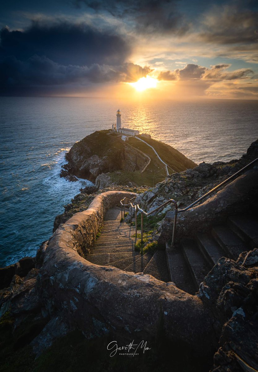 gazmon1980's tweet photo. Stone Cold Beauty
The view i had last night as the Sunset over South Stack
I may look warm and inviting but the wind was Baltic
#anglesey #wexmondays #photooftheday #wales #ligthouse https://t.co/8LvaqrxFQL