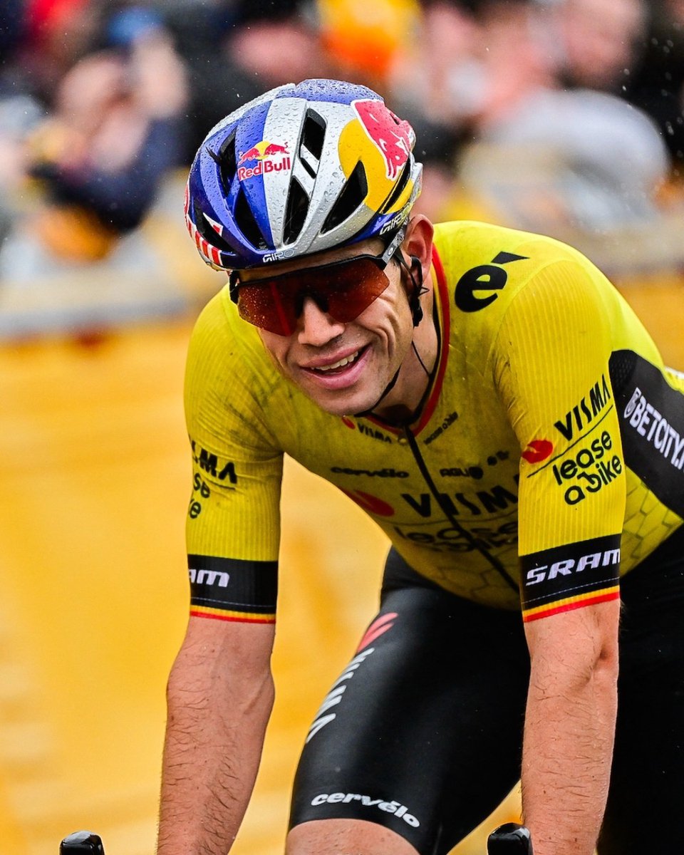 WVA 💔 Wout van Aert, Dwars door Vlaanderen'da düşerek köprücük ve birkaç kaburga kemiğini kırdı. Flanders Turu, Paris-Roubaix ve Amstel Gold Race'i kaçıracak...