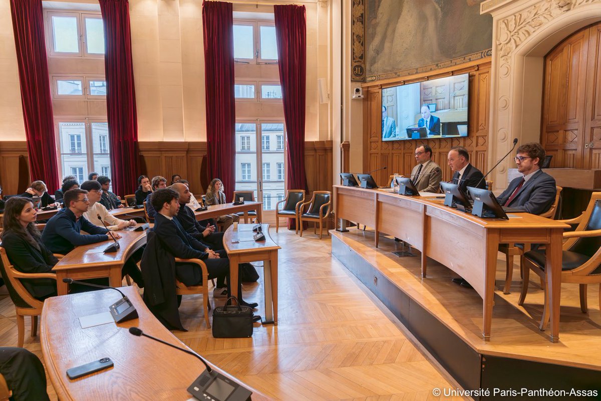 sbraconnier's tweet photo. Accueil des nouveaux élus étudiants aux conseils centraux d’@AssasUniversite. Rappel ferme de qqes valeurs fortes de notre université : respect de la liberté d’expression et de la liberté académique, aucune concession au racisme, à l’antisémitisme et à tte forme de discrimination https://t.co/IA8MSNsM8v
