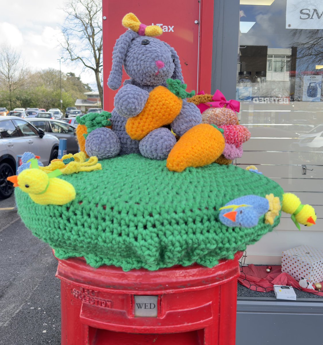 Lovely bit of #Easter yarn bomb outside the post office 😊 #Timperley